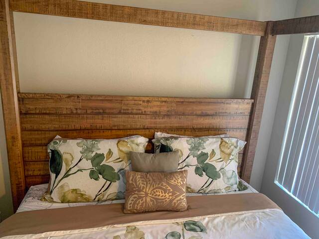 Cal King,close to airport, and mall  5 Star stay