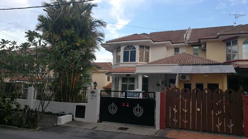 Semi D House Within Airport And Universities 1 Bedroom 1 Bathroom House Nilai Malaysia