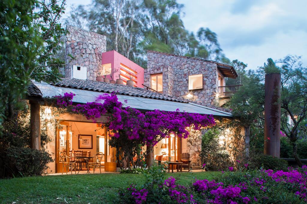 Preciosa casa abrazada por la peña
