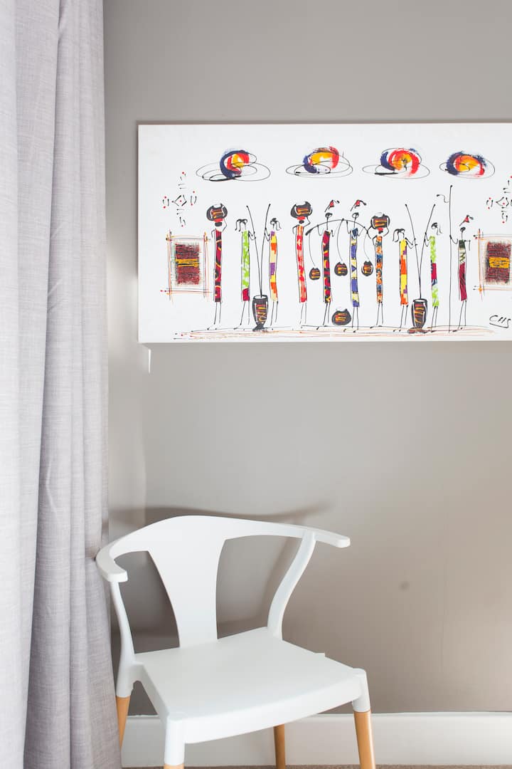 งานศิลปะท้องถิ่นทั่วทั้งบ้านช่วยเพิ่มสีสันและบุคลิกภาพ