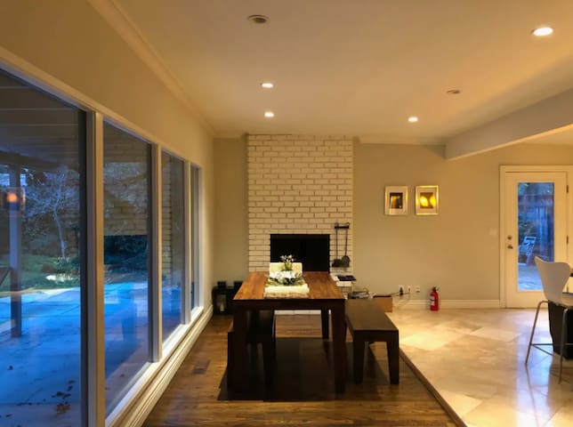 .D. MASTER SUITE -PRIVATE BATHROOM (Bathtub)