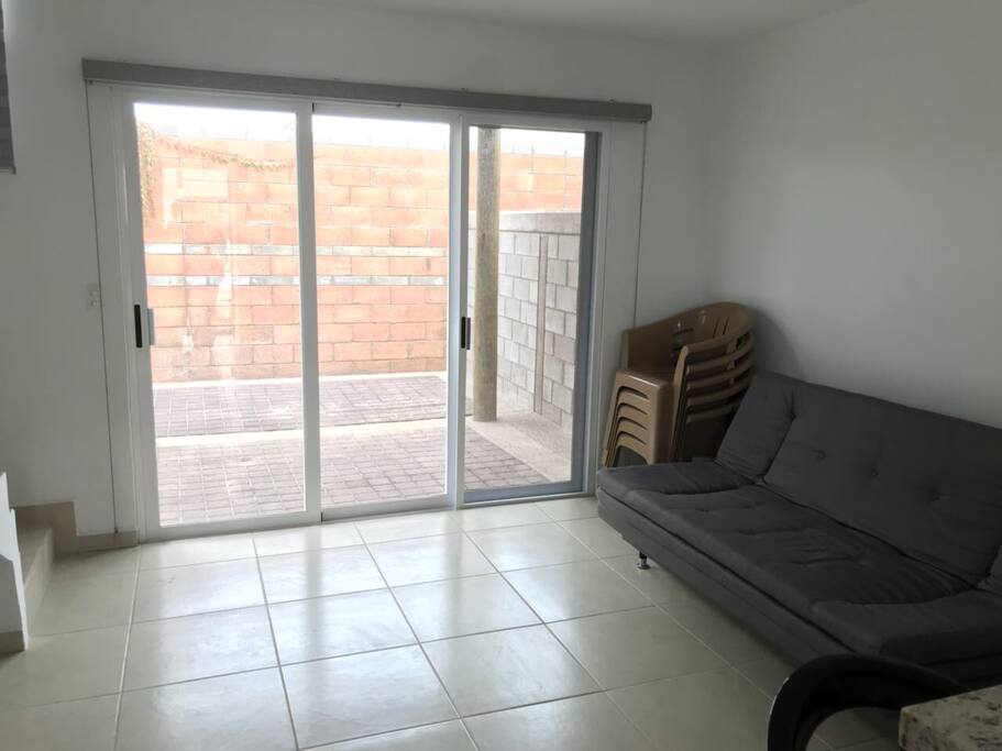 Sala (sofá cama) y salida al patio