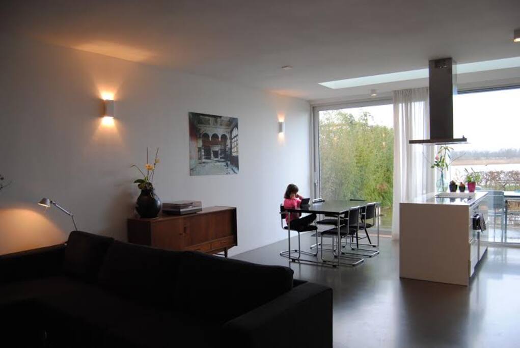Living / dining room with great view over the lake