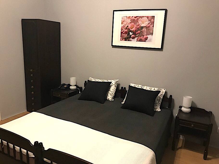 Bedroom (a king size bed with a orthopaedic mattress 180x200)