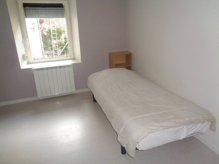 Chambre avec lit simple