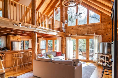 Top Airbnb: Whitewater Mountain Cabin on Cullasaja Trout River in Highlands / Franklin