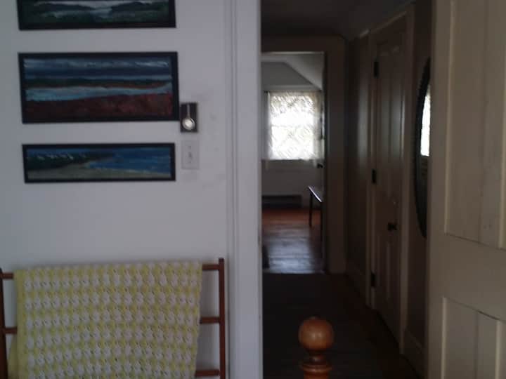 duke parë poshtë korridorit nga një dhomë gjumi në tjetrën
