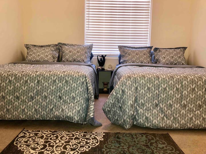 Segundo dormitorio: Dormitorio doble queen con un loft arriba. Este espacio tiene capacidad para cinco o dos adultos. 
