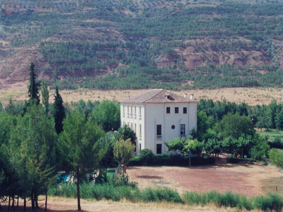 Vista general de la casa y parte de la finca