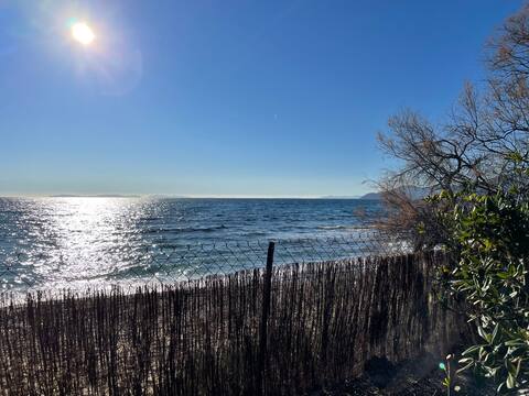 Waterfront villa for 8 people in Gigaro