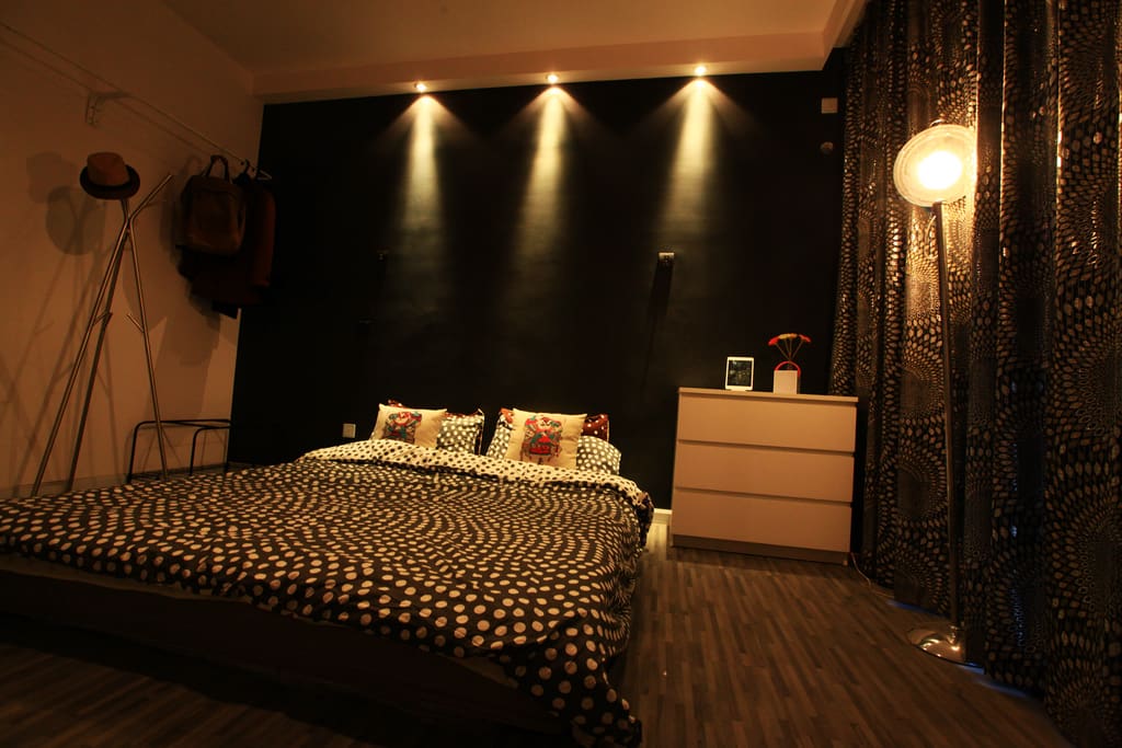 Room with Bluetooth HIFI speaker. Purely simple-Design. 极简设计,经典黑白