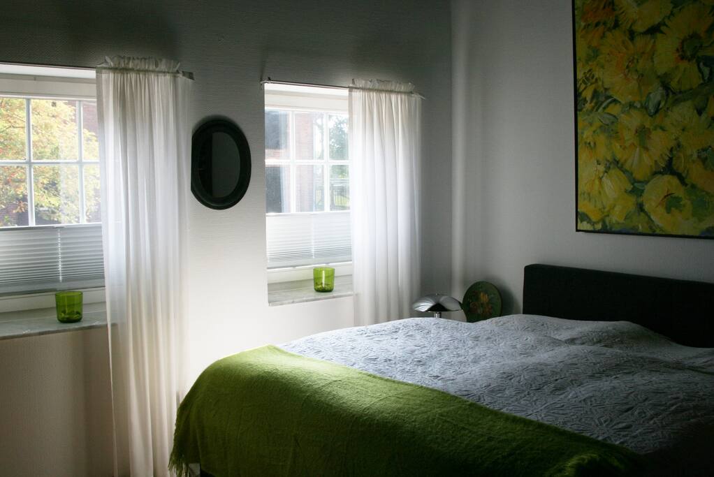 Die großen Fenster lassen sich mit Jalousien verdunkeln