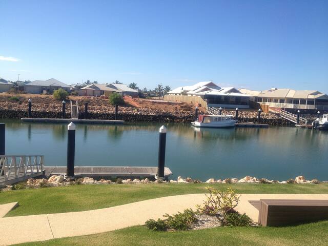 The Carnarvon Luxury Canal Home gallery image 3