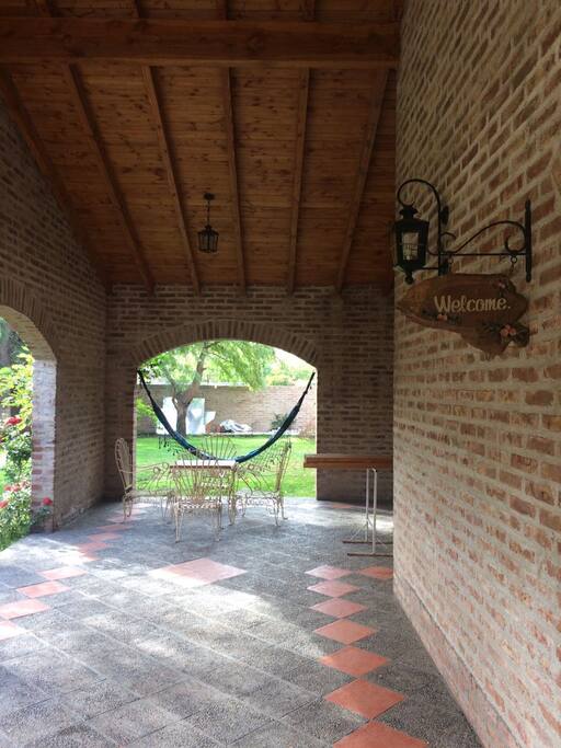 Galería con mesa de jardín y hamaca