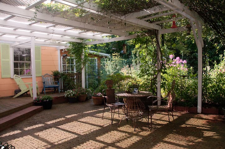 Comfortable, Quiet Room near Duke & Downtown