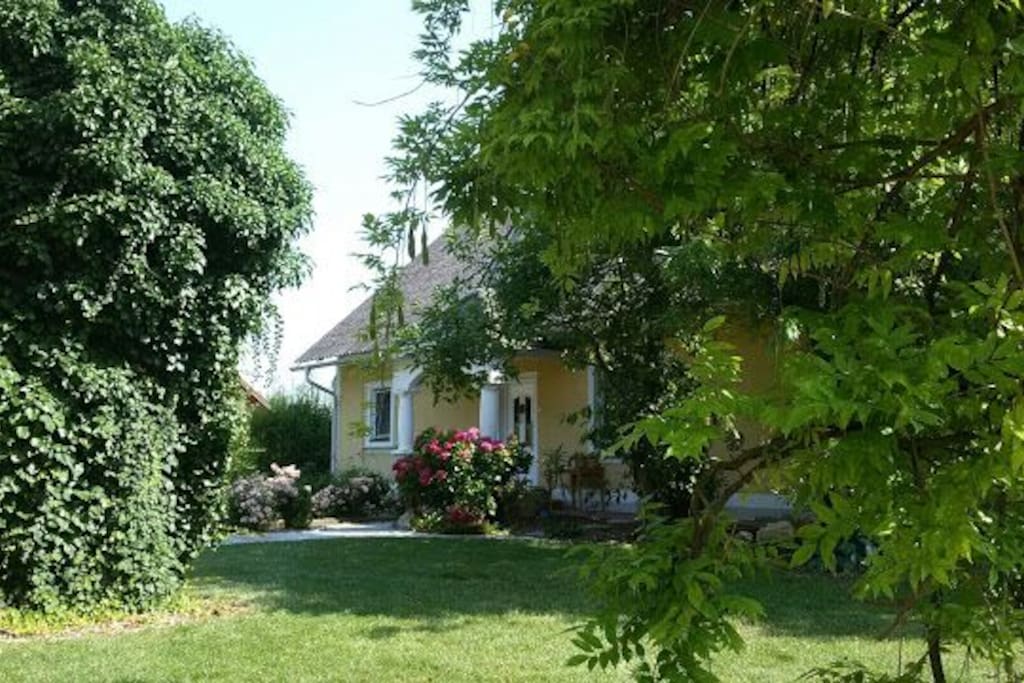 Schöner Garten zum chillen und grillen mitten in der ländlichen Natur