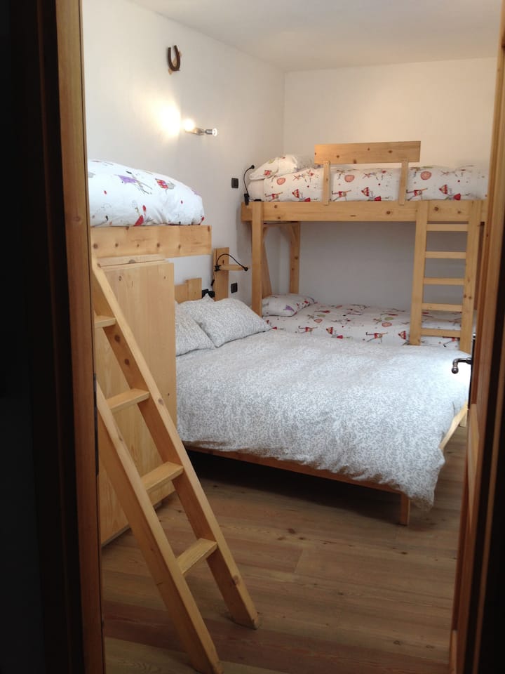 Საძინებელი ორადგილიანი საწოლით და ორსართულიანი საწოლით