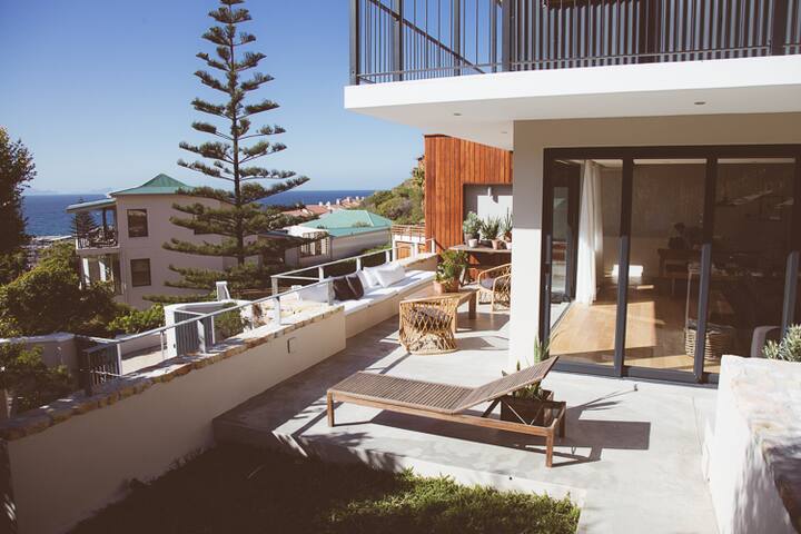 The perfect seaside getaway villa, with own water. gallery image 4