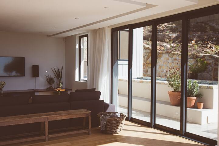 The perfect seaside getaway villa, with own water. gallery image 3