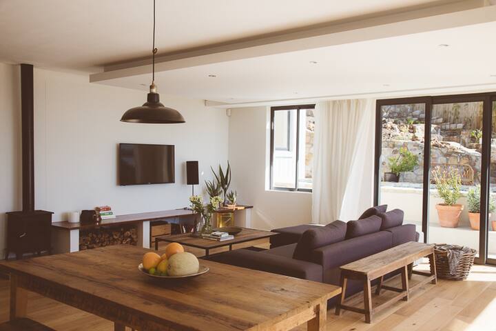 The perfect seaside getaway villa, with own water. gallery image 2