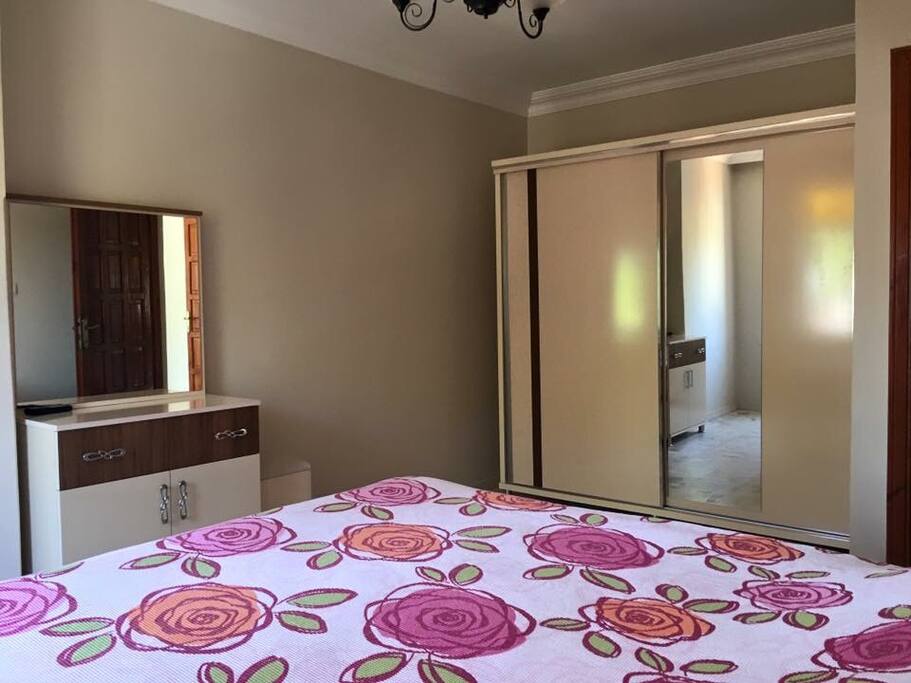 Ebeveyn yatak odasi / Bedroom with twin bed