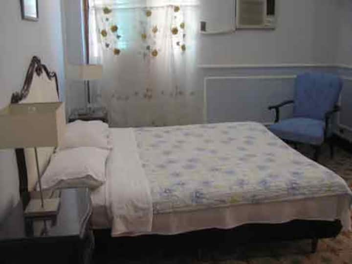 Provenzal double room with shared bath.