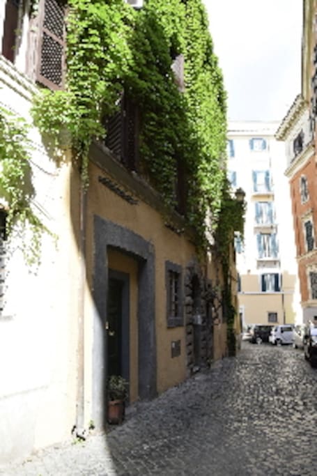 Now you are in the heart of Rome: my little apartment....