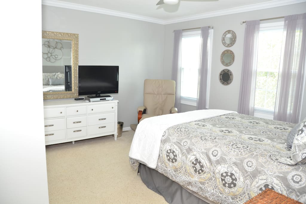 Bedroom 2 queen bed with TV