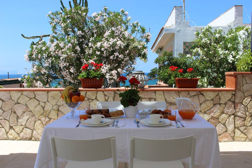 Colazione in veranda (1) - Breakfast on the veranda (1)