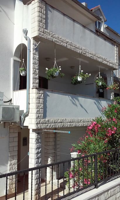 Apartman se nalazi u prizemlju kuće s pogledom na cvjetnjak i vrt.