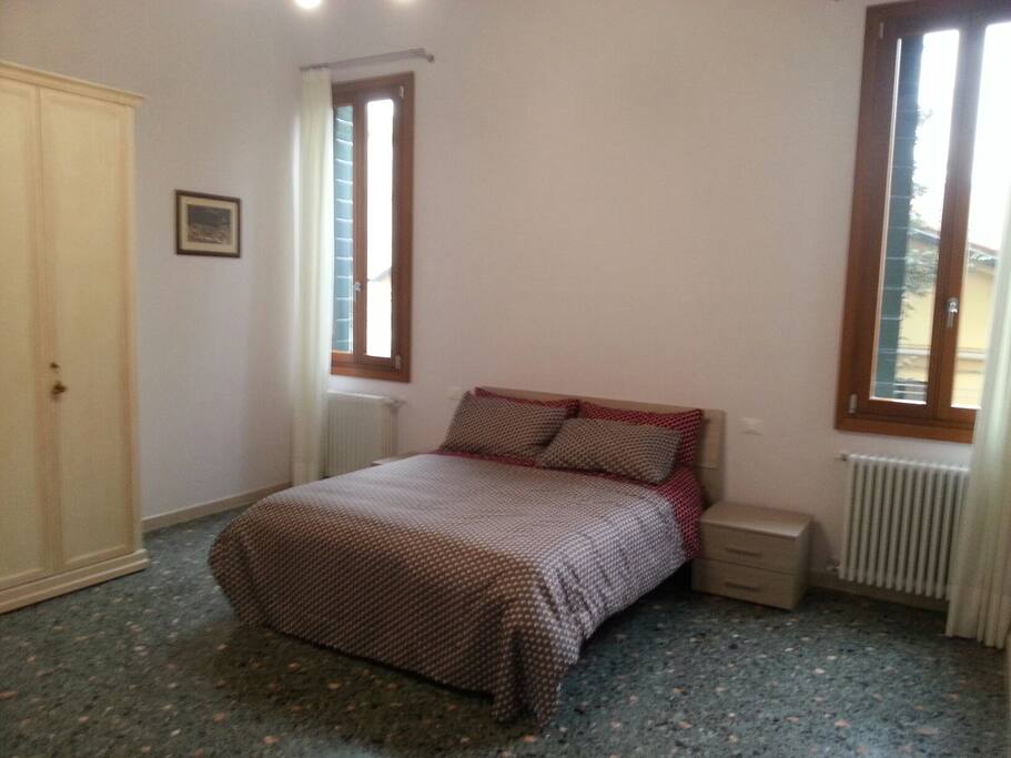 Cucina. Forno, lavatrice, lavastoviglie e fuochi a gas.