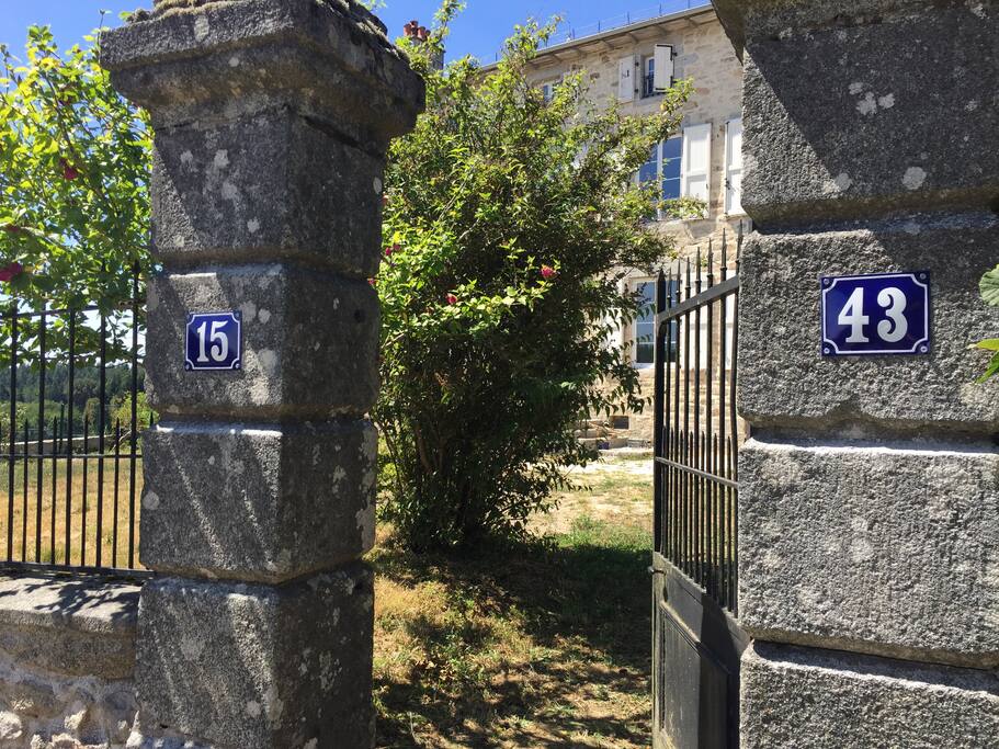 Portillon d'entrée dans le jardin depuis la route