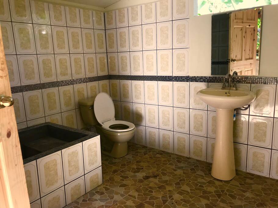 Baño con tina y lavadora
Badezimmer mit Badewanne und Waschmaschine