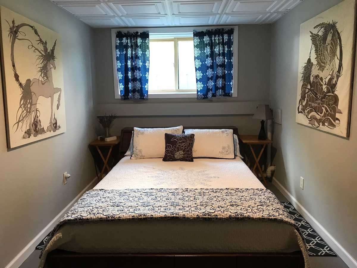 مساحة النوم هذه منفصلة عن منطقة المعيشة الرئيسية في الشقة ولكنها مفتوحة