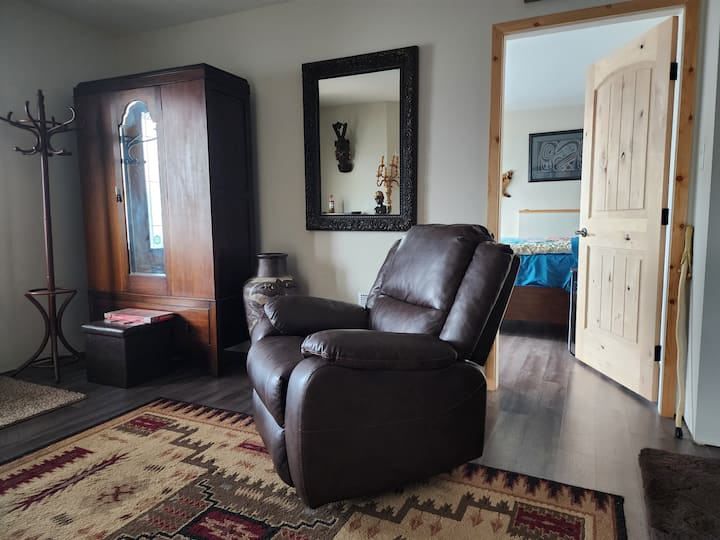 Kukaa kwenye kiti kingine cha mkono ukiangalia juu 