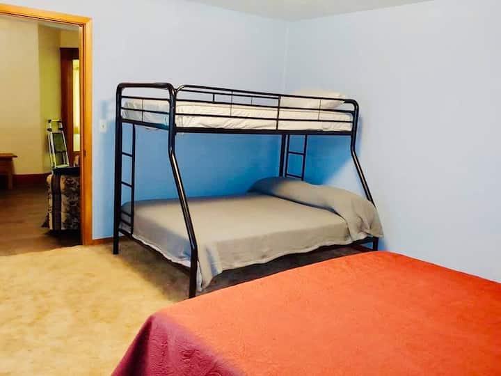 هذا المنزل المكون من غرفتي نوم وحمام واحد سينام بشكل مريح 8 أشخاص. تحتوي كل غرفة نوم كبيرة على سرير ملكي وسرير مزدوج بطابقين كامل.