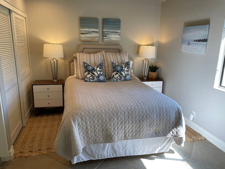 从标准双人床可欣赏高尔夫球场美景