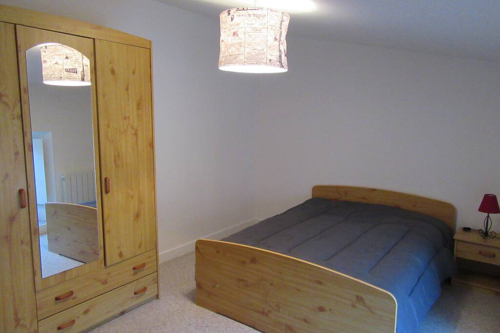 Une chambre spacieuse, suffisamment d'espace pour ajouter par exemple un lit parapluie et une table à langer pour les familles avec enfant en bas âge.