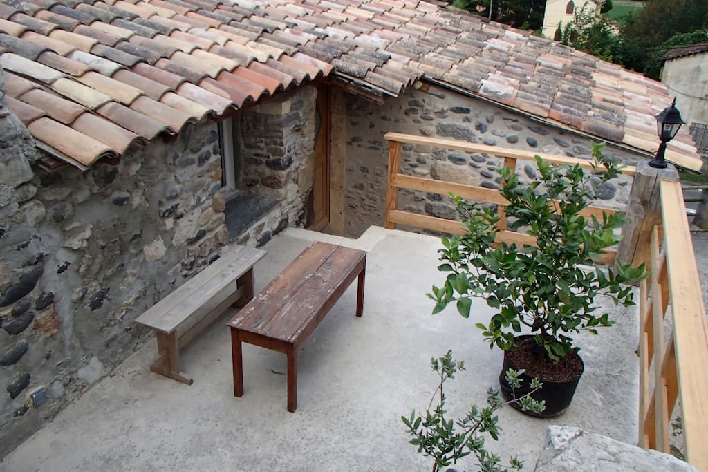 Petite terrasse ensoleillée accompagnée de son petit citronnier et olivier