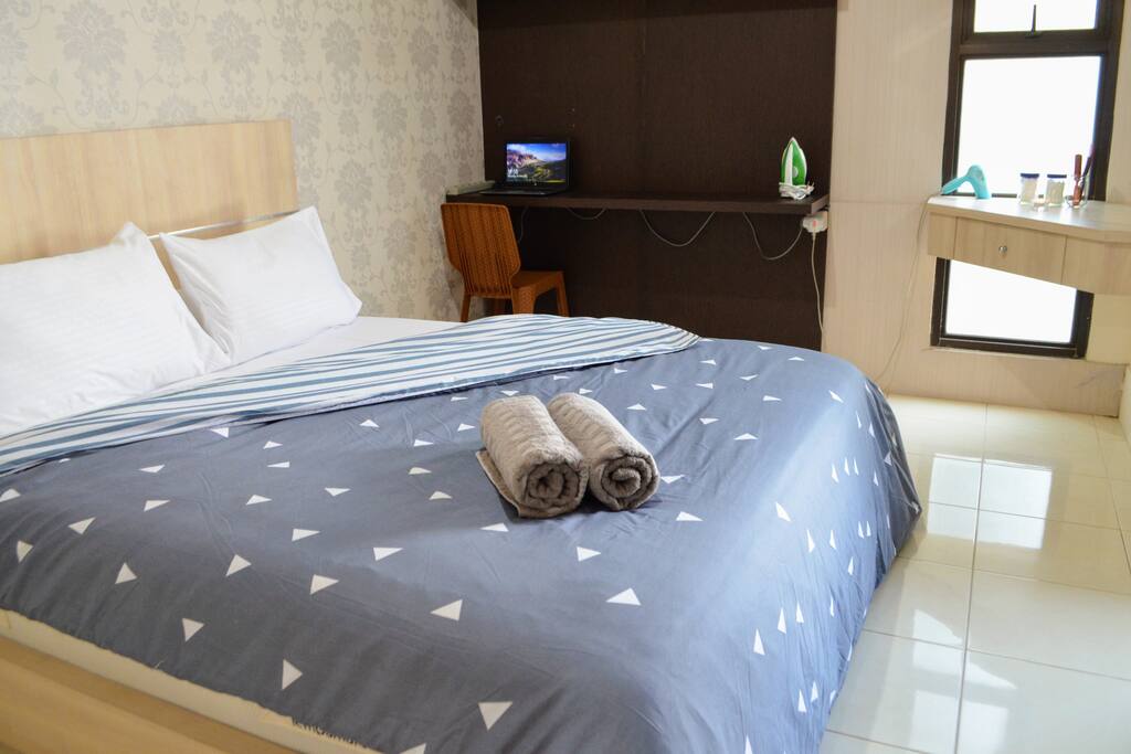Queen size bed. Bed sheets, and blanket cover are replaced for every new guest.
