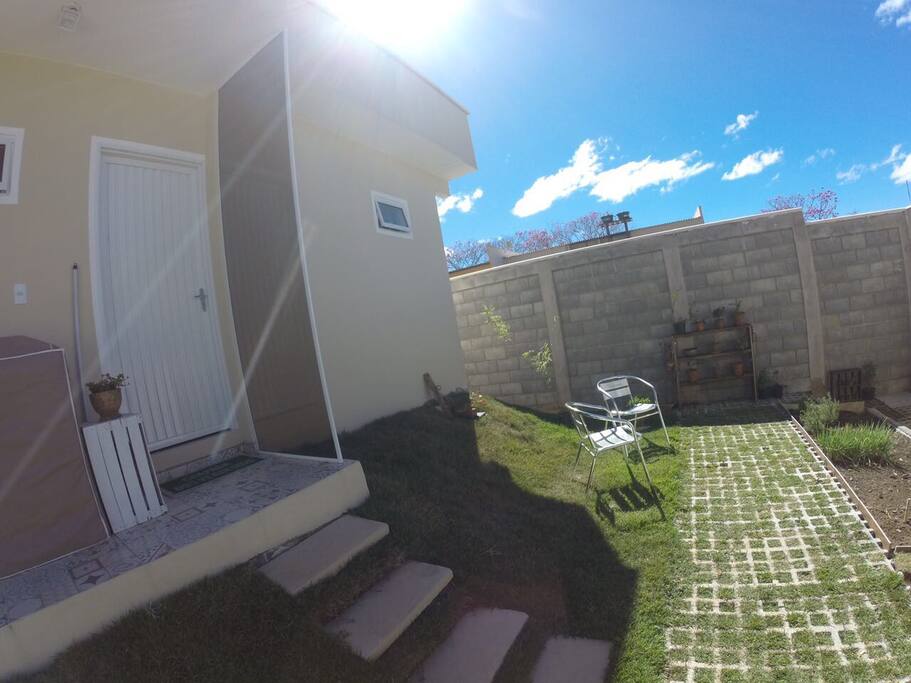 Espaço externo para os hóspedes e porta de acesso a suíte privada!