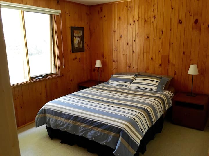 سرير كوين في الطابق السفلي مع سرير أريكة واحد