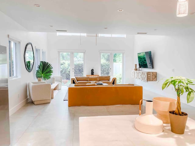 Sunset view Victoria Park TH walk to Las Olas