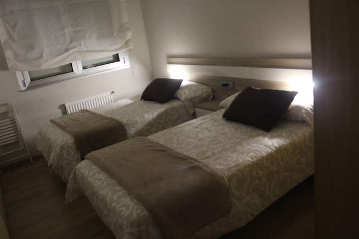 Dos camas de 105cm. Colchón muy cómodo. Ventanas insonorizadas con persiana eléctrica.