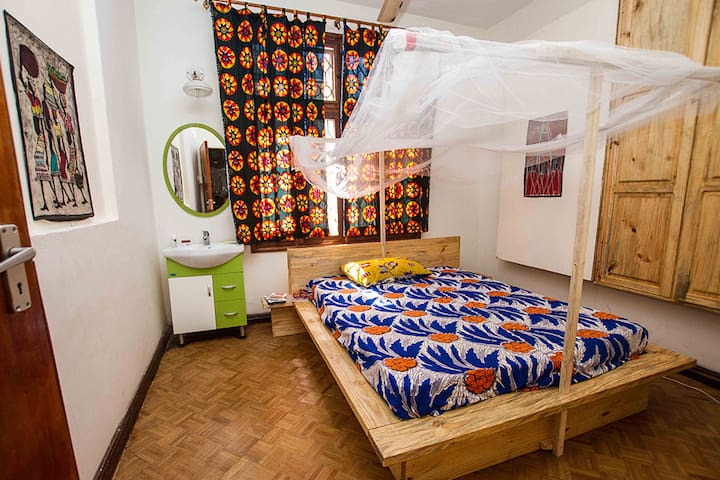 Cosy room in a friendly house (UPENDO)