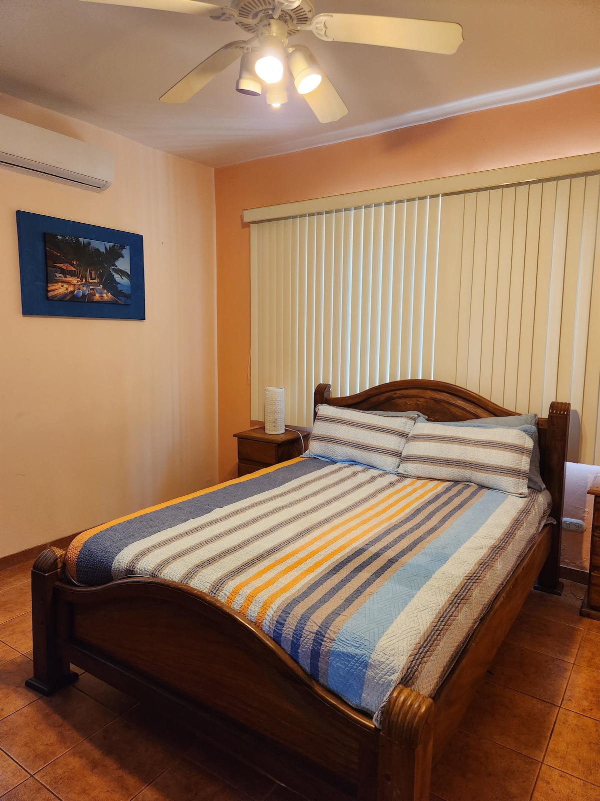 Deuxième chambre avec un lit queen.