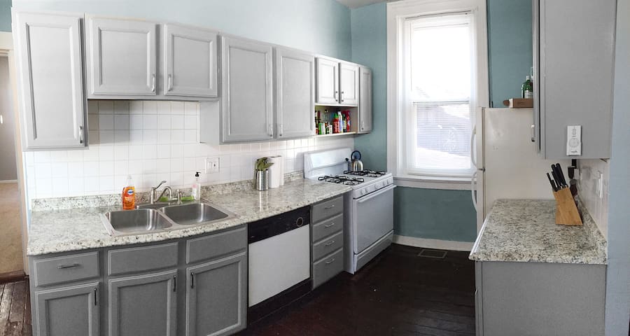 Cozy Apt in Walkable Area Downtown w/ Parking