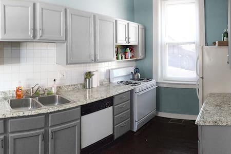 Cozy Apt in Walkable Area Downtown w/ Parking