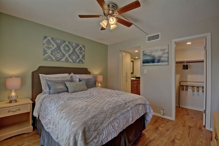 Krevat i ri i madhësisë së mbretëreshës që është dekor shumë i rehatshëm dhe i bukur për të shijuar.  