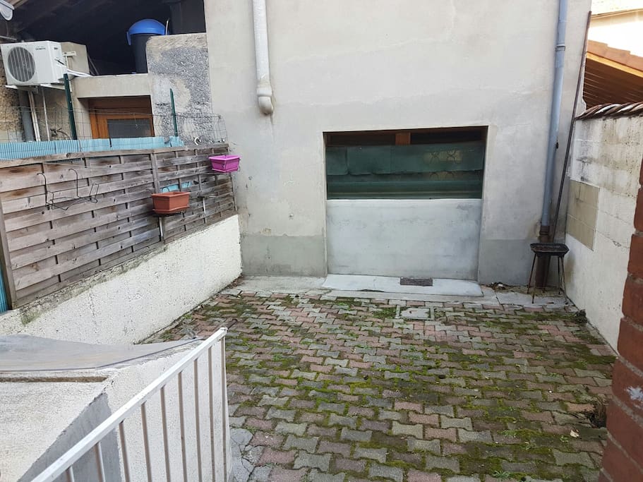 la petite cour qui ce situe à l'arrière de la maison.
Y'a de quoi faire un barbecue et prendre l'apéro :)